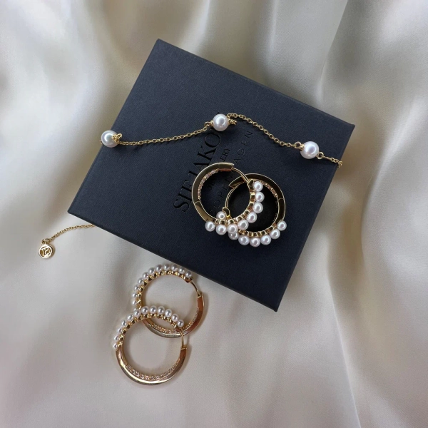 Padua Cinque Halsband Guld från Sif Jakobs i 18K guldpläterat silver med sötvattenpärla