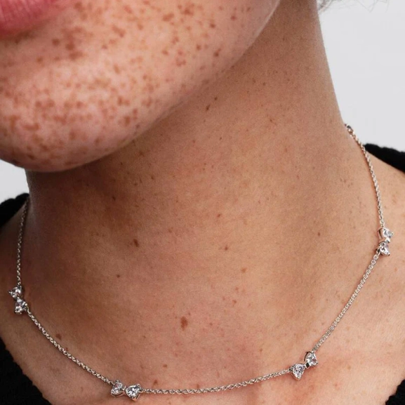 Halsbandet Rosetter Multi från Pandora Timeless är en hyllning till styrka och skönhet med vackra rosetter smyckade med kubisk zirkonia.