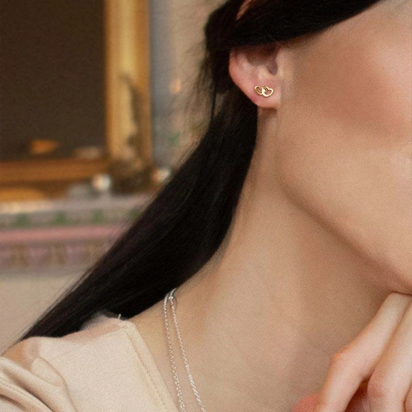 Love Studs Gold - Drakenberg Sjölin Örhängen - Snabb frakt & paketinslagning - Nordicspectra.se