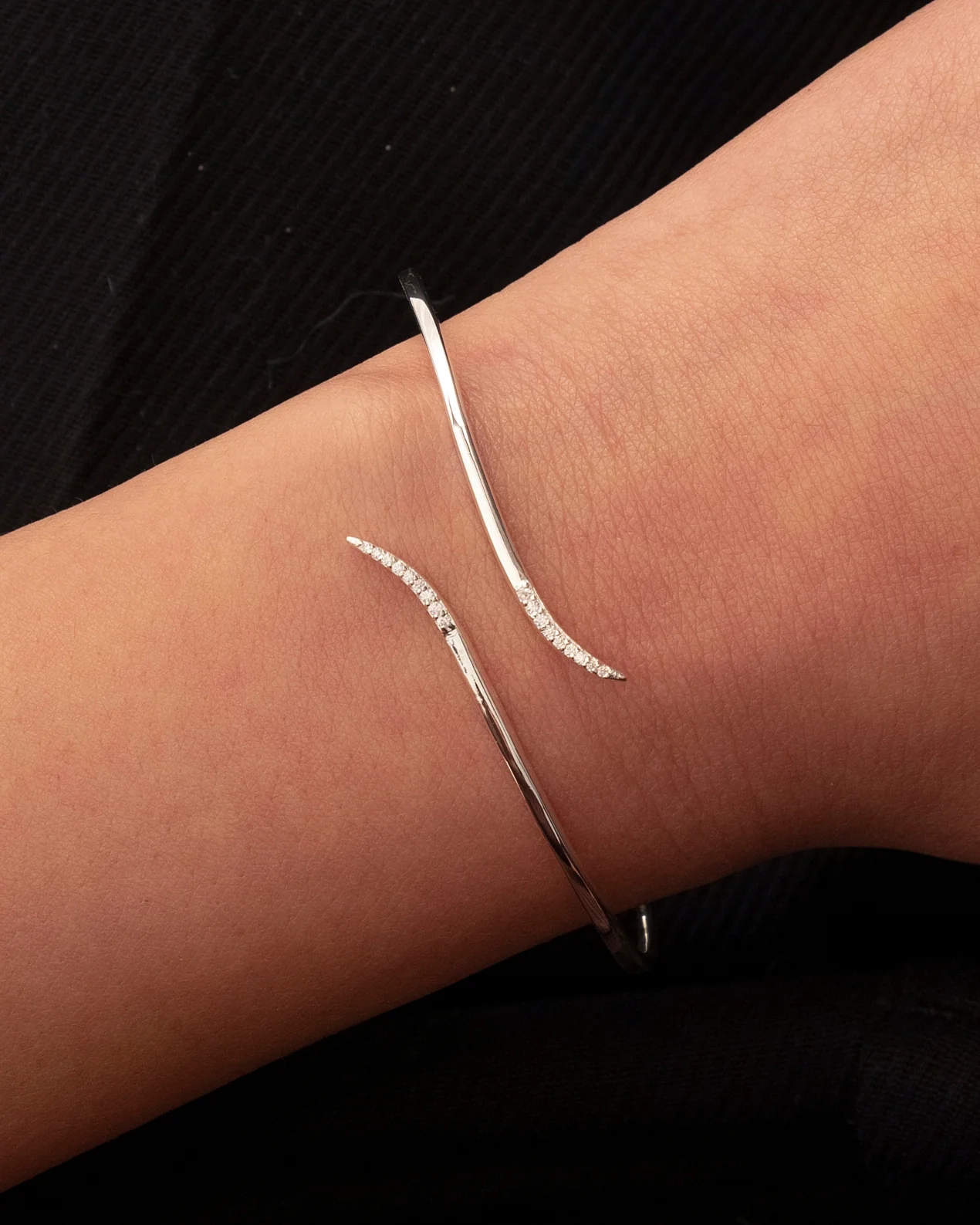 ett elegant armband i silverpläterad mässing med gnistrande kubiska zirkoner.