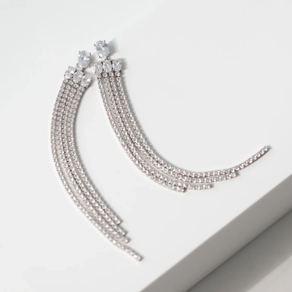 Ellisse Lungo Grande Örhängen i silver med gnistrande Cubic Zirconia-stenar från Sif Jakobs Ellisse-kollektion.