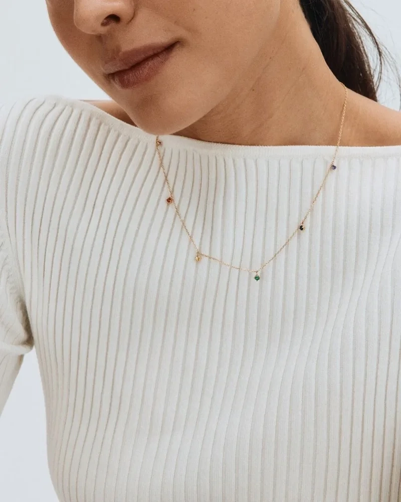 Edblad Rainbow Necklace i 14K guldplätering med regnbågsfärgade cubic zirconia-stenar på en 42-45 cm kedja. Artikelnummer 127843.