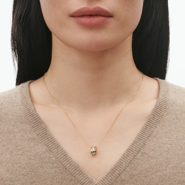 SS25_ECOM_ON-MODEL_FUSION_PENDANT_10016419_Close-ups