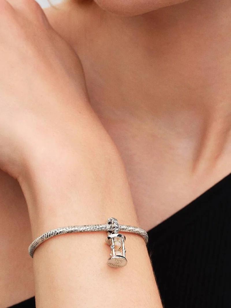 Timglas Hängberlock från Pandora Moments. Smycket i sterlingsilver är berikat med kubisk zirkonia och stenar som dansar inuti. Ingraverat med orden "TIME IS PRECIOUS".