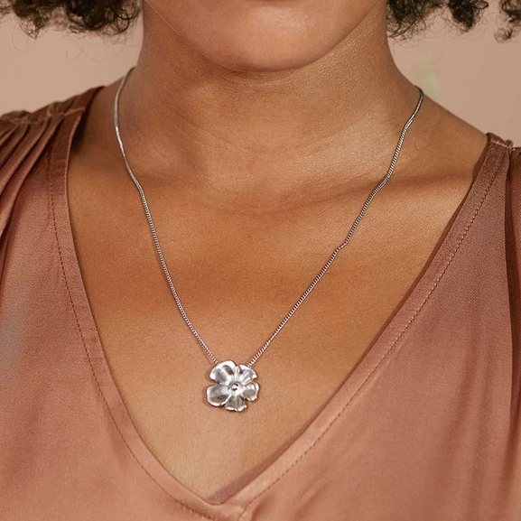 Floral Necklace L Steel - Edblad - Snabb frakt & paketinslagning - Nordicspectra.se