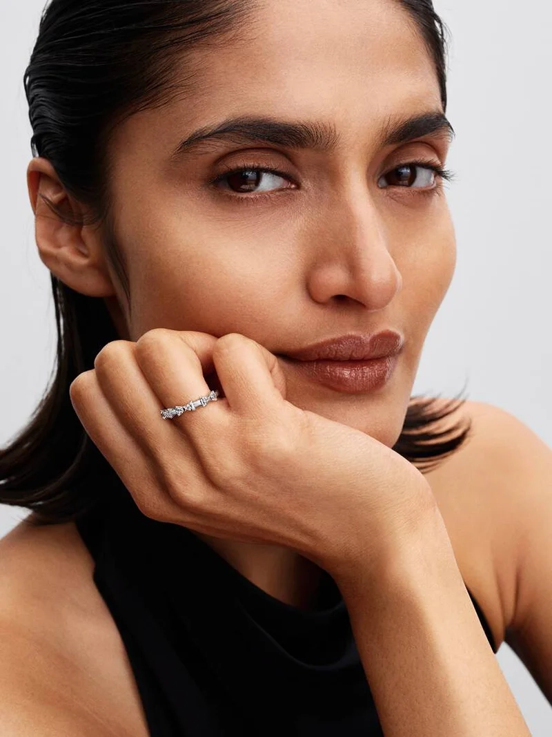 Ring med tre glittrande rosetter smyckade med cubic zirconia stenar på silverfäste från Pandora Timeless kollektionen.