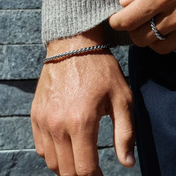 i rostfritt stål med elegant tvinnad design