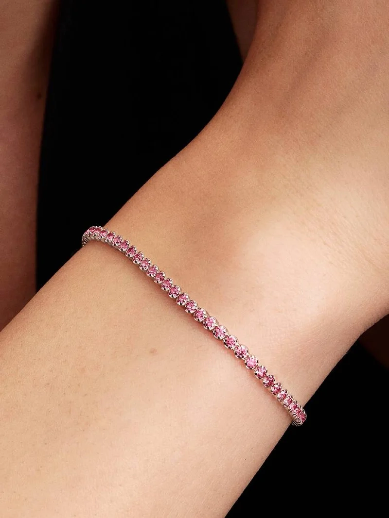 Tennisarmband i sterlingsilver med rosa zirkoniastenar från Pandora Timeless-kollektionen. Skapa en elegant stil med detta strålande armband.