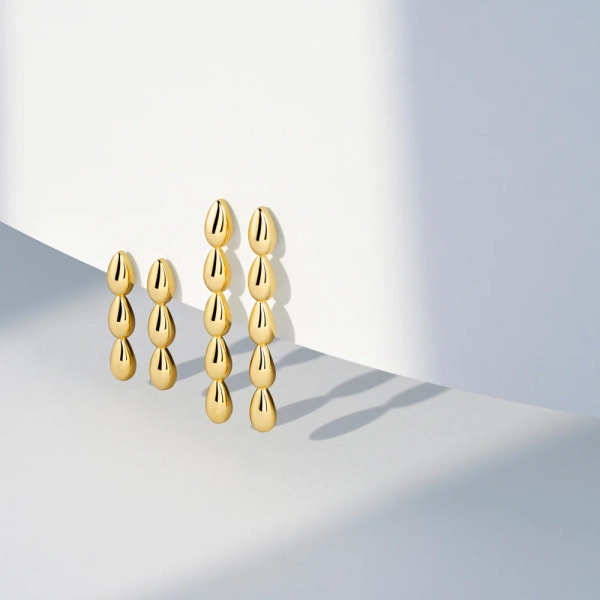 Goccia Tre Pianura Örhängen Guld från Sif Jakobs i elegant droppform