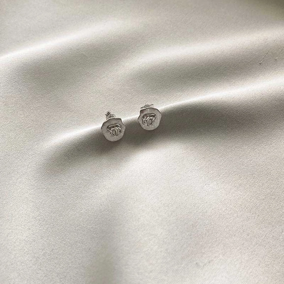 Letters Elephant Stud Ear Silver -CU Jewellery - Snabb frakt & paketinslagning - Nordicspectra.se