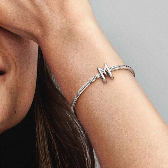 Letter M Alphabet Hela - PANDORA - Suuri valikoima & ilmainen lahjapaketointi - Nordicspectra.fi