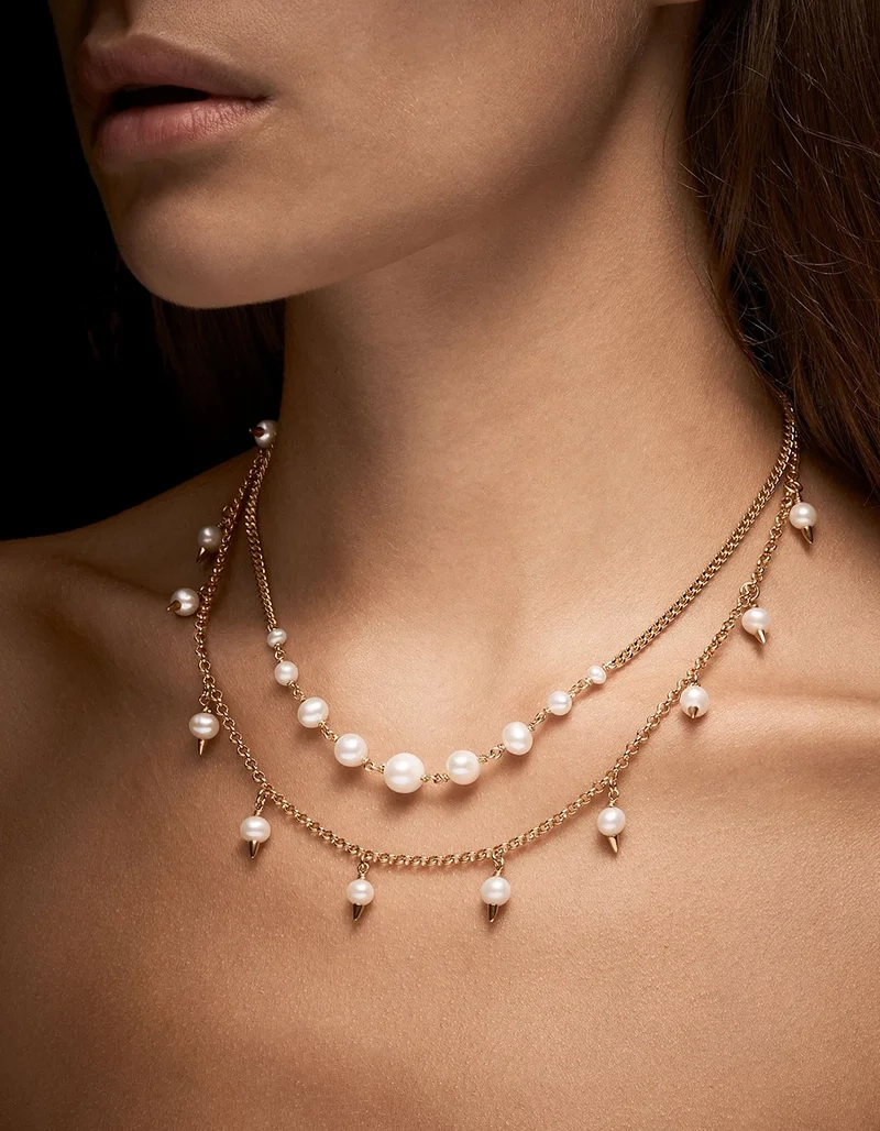 Pierced Pearl Necklace Gold i 18K guldpläterat silver med sötvattenpärla