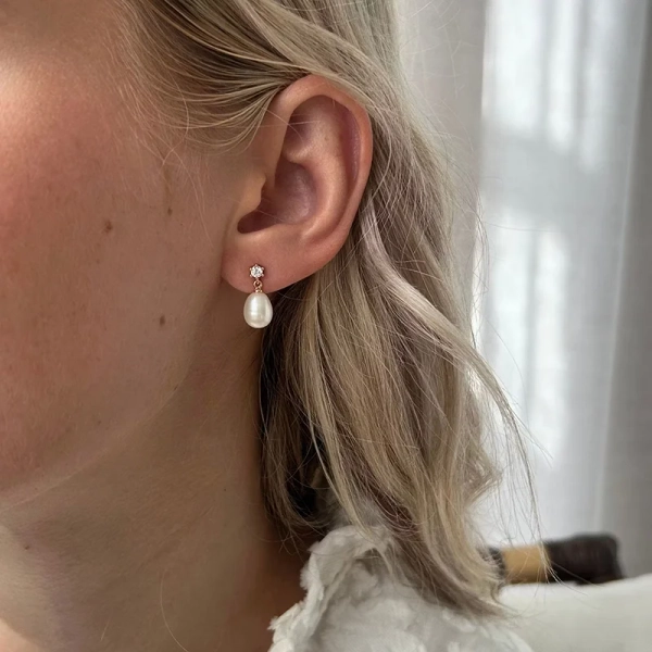 Daily Örhängen Guld med sötvattenspärlor och cubic zirconia i 18K guldpläterad mässing