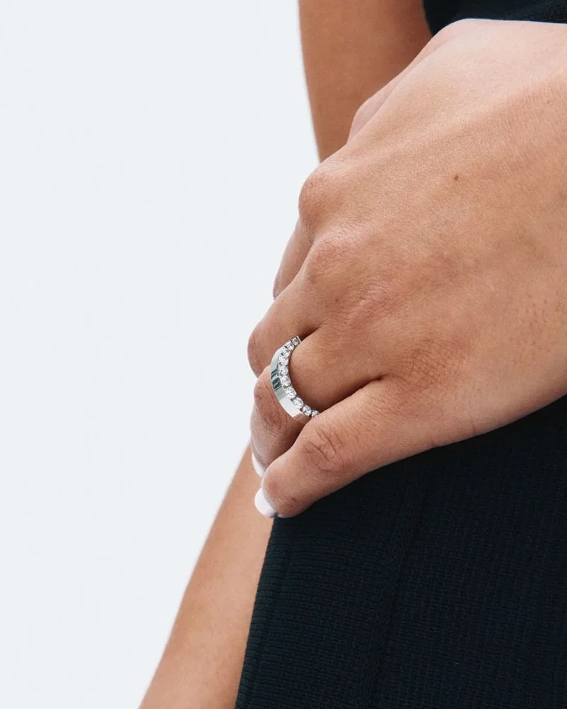 Silverfärgad Edblad Monarch-ring i polerat stål med gnistrande stenar längs ovansidan