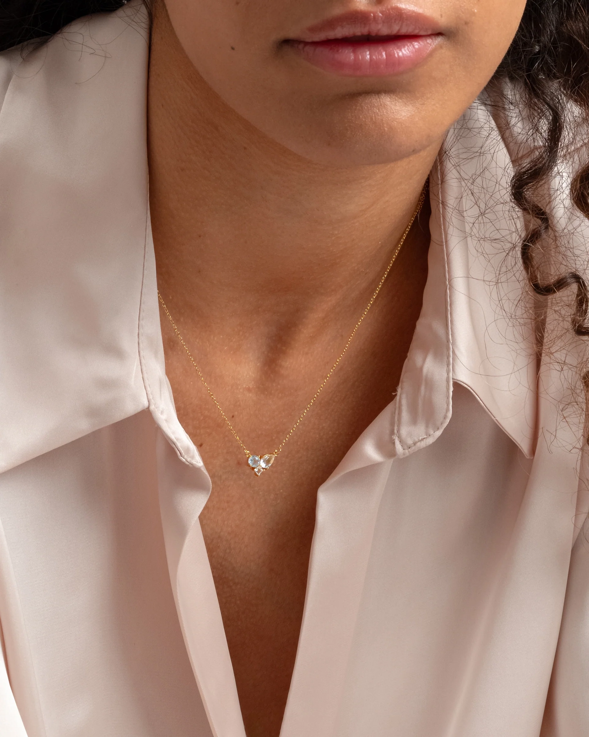Pam Necklace Gold från Syster P: Elegant halsband i 18K guldpläterat silver med gnistrande vita topaser på en nätt kedja. Perfekt för festliga tillfällen.