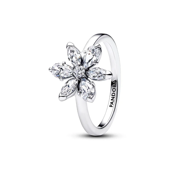 Funkelnder Cocktailring mit Blumenmuster aus Silber von Pandora mit floralem Design und funkelnden Zirkonia-Steinen.