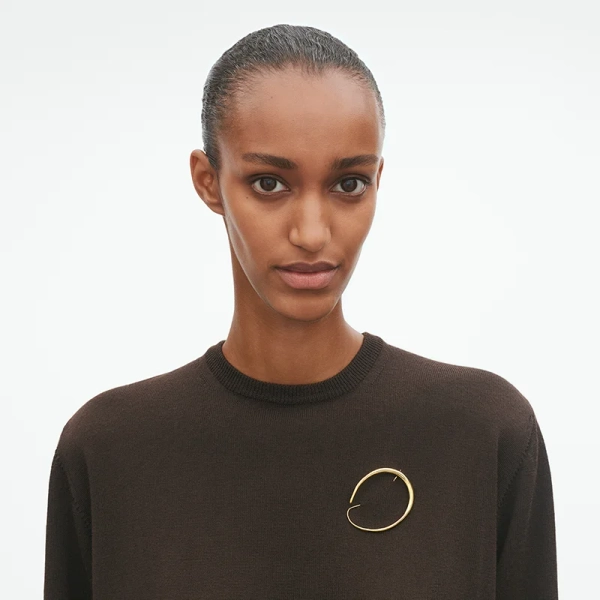 AW25_ECOM_ON-MODEL_OFFSPRING_BROOCH_20001750