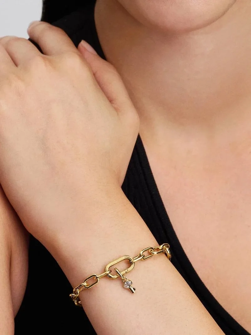 Nyckel Minihängberlock Guld med glittrande zirkonia och stjärna. Skapar en fräsch och unik förändring i din dagliga stil med glamour och elegans.