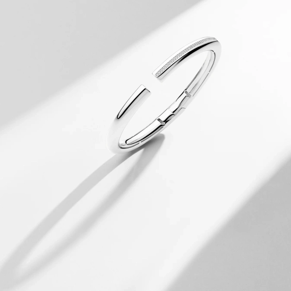 Palermo Bangle i silver med Cubic Zirconia-stenar från Sif Jakobs