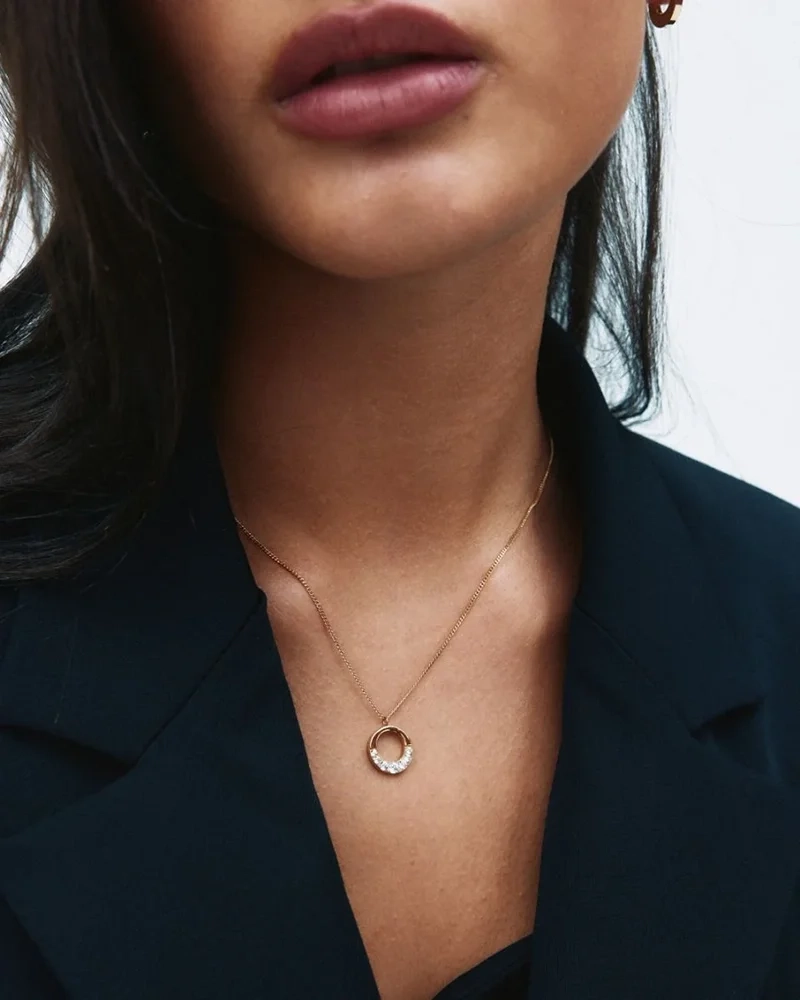 Halsband i 14K guldpläterat stål med runt hänge dekorerat med gnistrande cubic zirconia-stenar från Edblad Monarch-kollektionen.