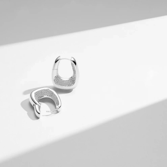 Borsa Grande Örhängen i silver med gnistrande Cubic Zirconia-stenar från Sif Jakobs