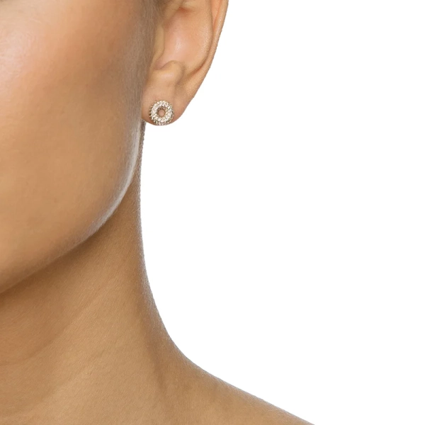 eleganta örhängen i guld med briljantslipade diamanter som sprider ljus och skönhet.