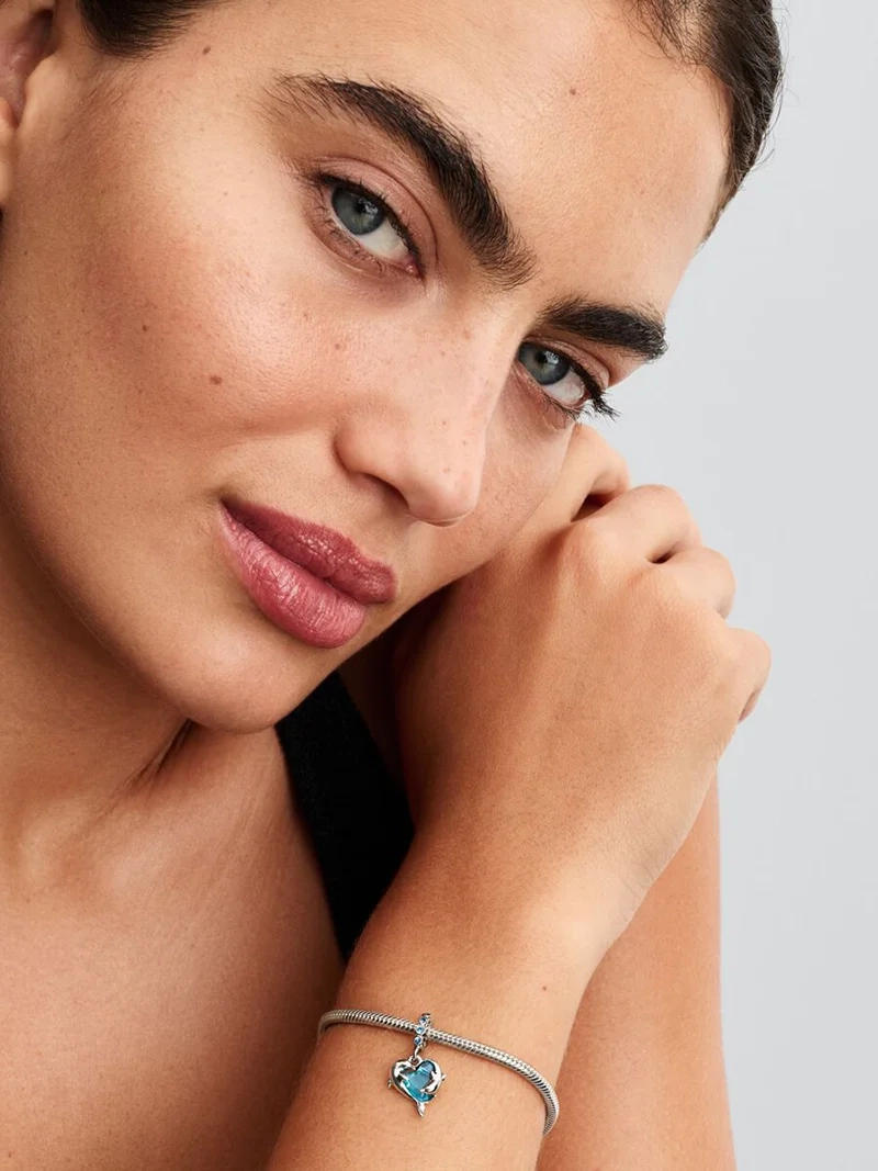 Blå Delfin i Muranoglas Berlock från Pandora med delfiner som dansar runt ett hjärta i sterlingsilver