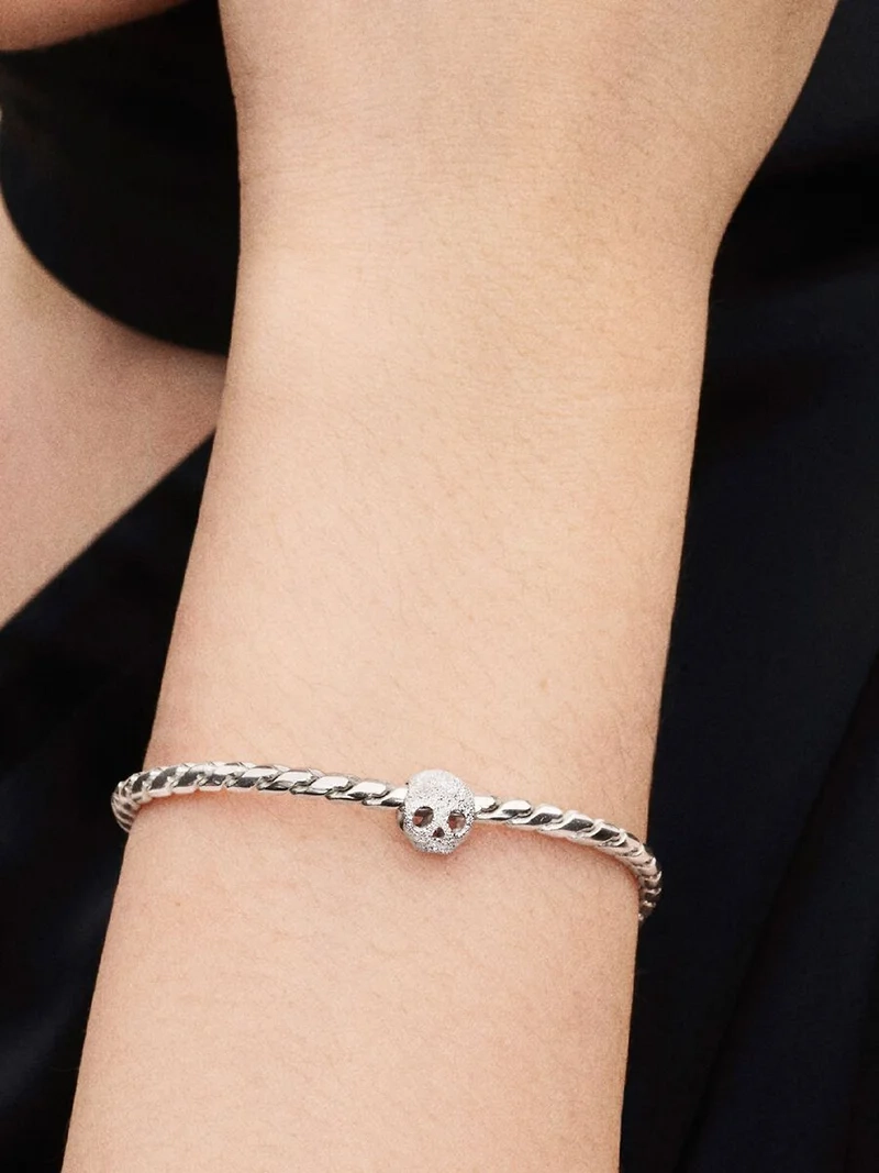 die mit Diamanten und auffälligen Details funkelt.