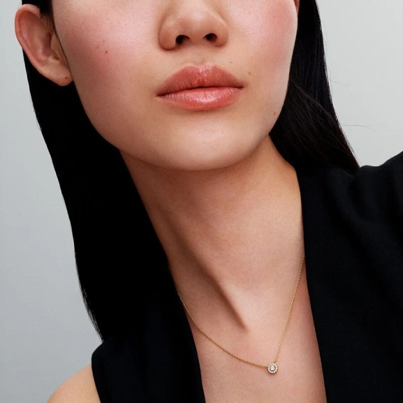 Rund Skimrande Halo Halsband Guld - PANDORA - 1-2 dagar leverans - Gratis paketinslagning