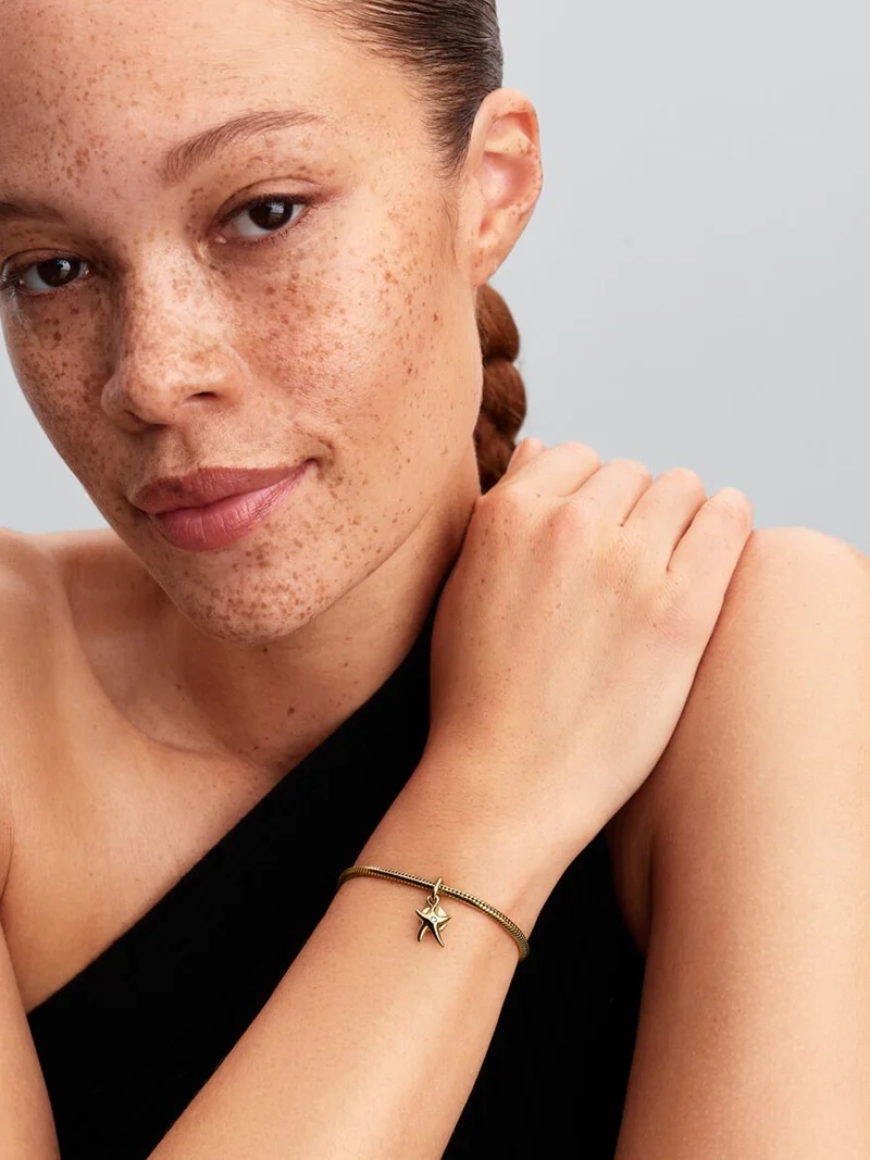 Dubbel hängberlock med förtrollande sjöstjärna i 14K guldplätering och cubic zirconia sten. Graverad med "Darling". Från Pandora Moments kollektionen.