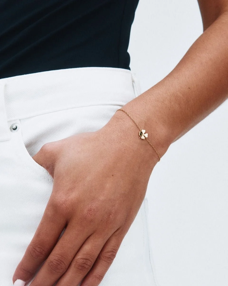 Armband i 14K guldplätering med stilren fyrklöver på tunn kedja från Edblads Lucky Mini-kollektion.