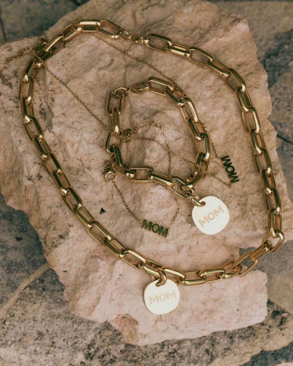 Armband i 14K guldplätering med kraftig kedja och avtagbar rund berlock med texten MOM