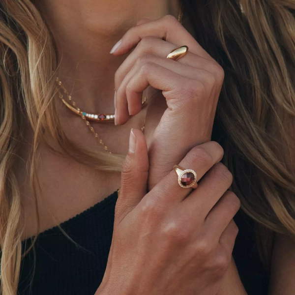 Rund Röd Ring Guld från Thomas Sabo med oval röd zirkonia och pavé-halo på 18K guldpläterat silver.