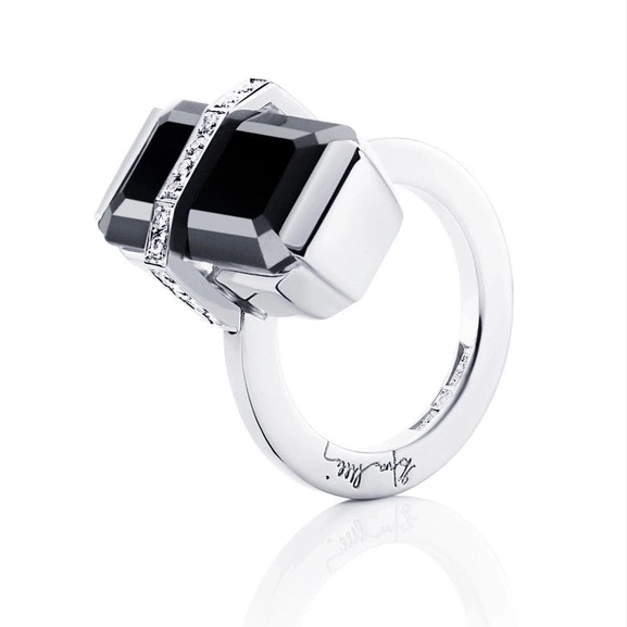 Bend Over Onyx White Gold - Efva Attling ringar - Snabb frakt & paketinslagning - Nordicspectra.se