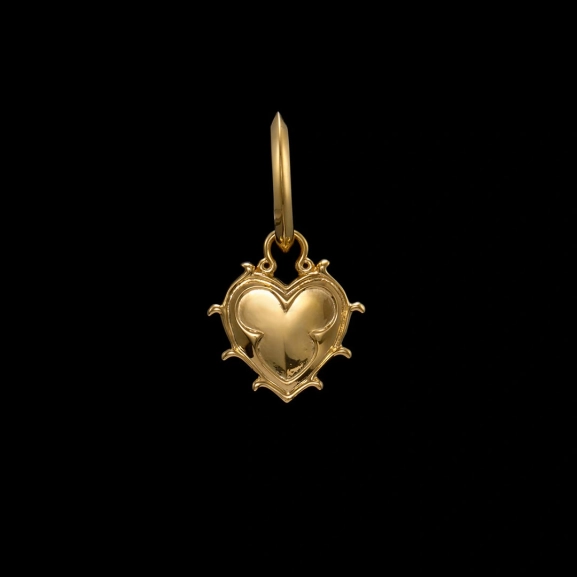 Der Ohrring „Eternal Heart“ aus 18-karätig vergoldetem Silber ist von gotischen Kathedralen und der ewigen Liebe inspiriert.