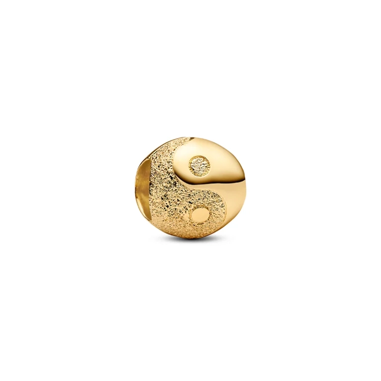 Mini Yin & Yang Sparkling Charm Gold von Pandora Moments. Hergestellt aus 14 Karat Gold mit schimmernden Diamanten und polierten Punkten. Symbol der Harmonie und Einheit.
