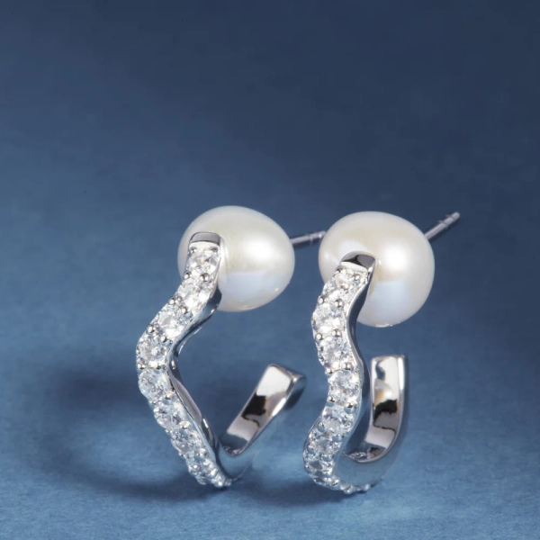 Ponza Creolo Medio Örhängen i silver med cubic zirconia och sötvattenpärla från Sif Jakobs