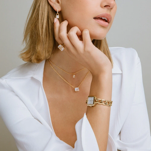 justerbart och elegant med cubic zirconia på 18K guldpläterat silver.