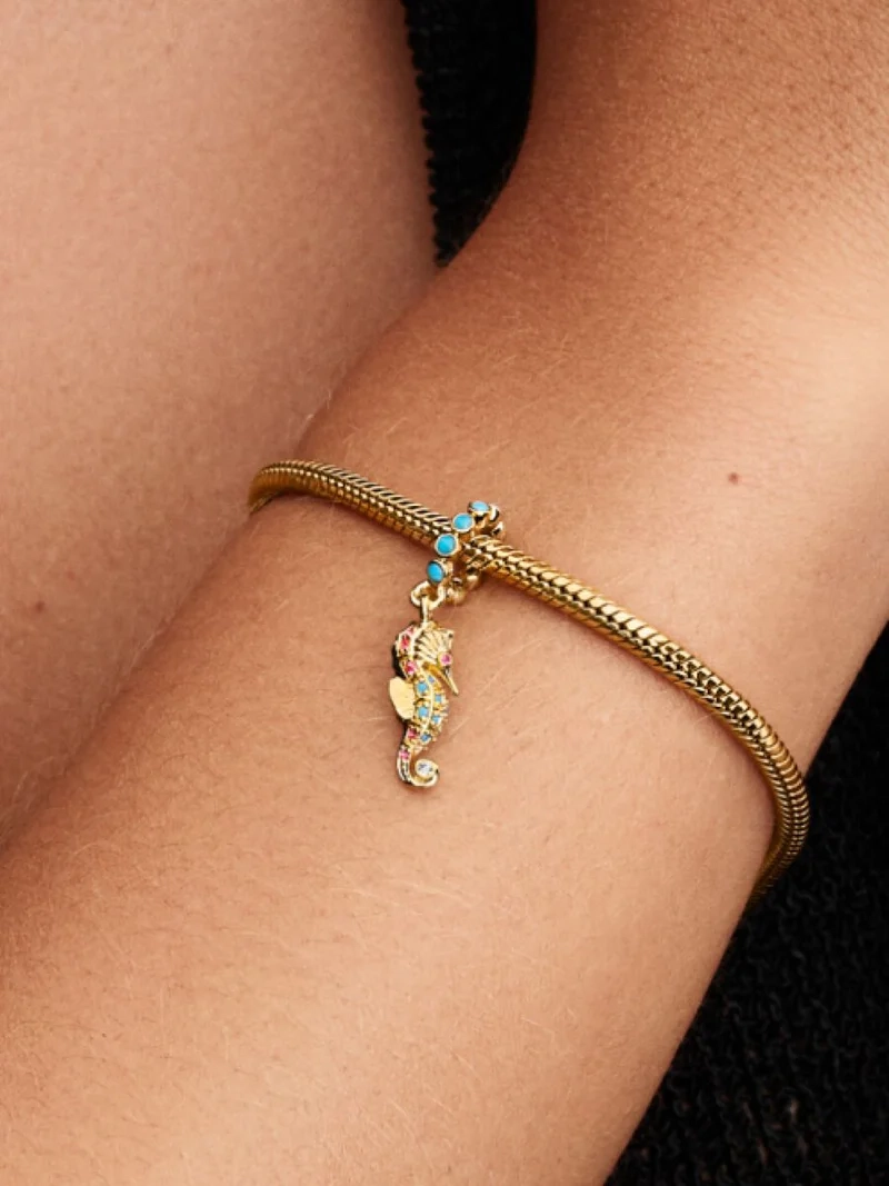 blå och rosa ädelstenar för elegans. En perfekt komplettering till din smyckessamling.