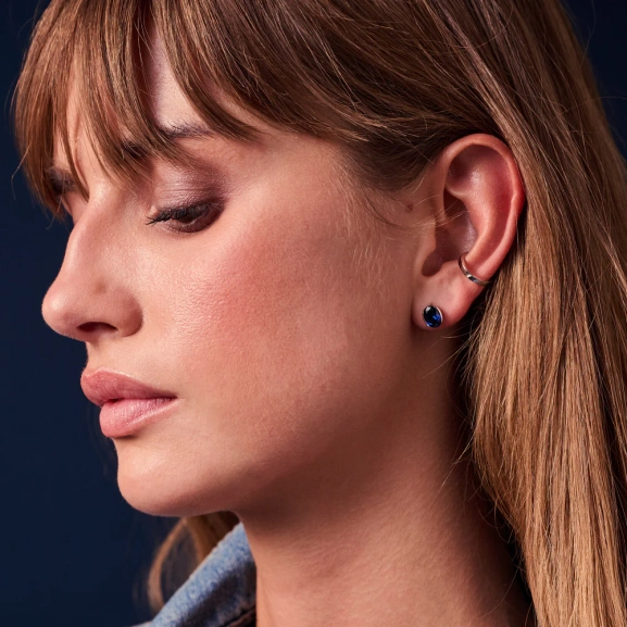eleganta små örhängen i 18K guldpläterat silver med gnistrande Cubic Zirconia.