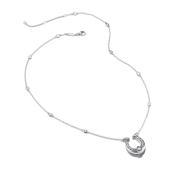 Hästsko Elyndra Halsband från Thomas Sabo i silver med gnistrande zirkoniastenar och blomsterdekorerad hästsko.