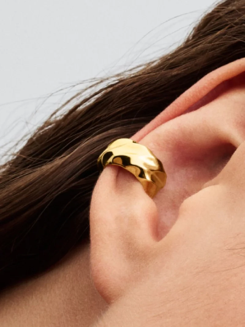 Eleganta räfflade earcuffs i 14 karat guldpläterad metall från Pandora