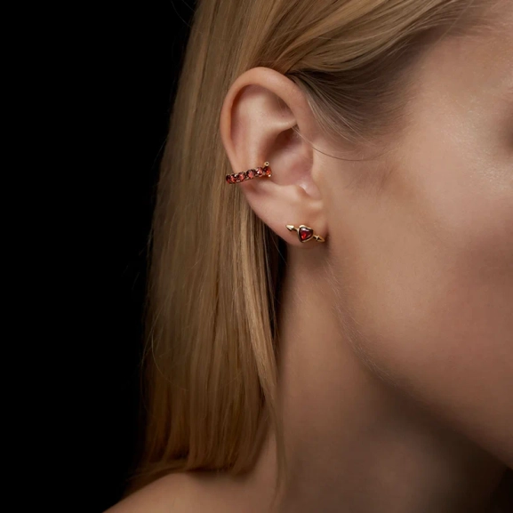Pierced Heart Ear Stud Red Garnet Gold - Maria Nilsdotter - 1-2 dagars leverans - Nordic Spectra