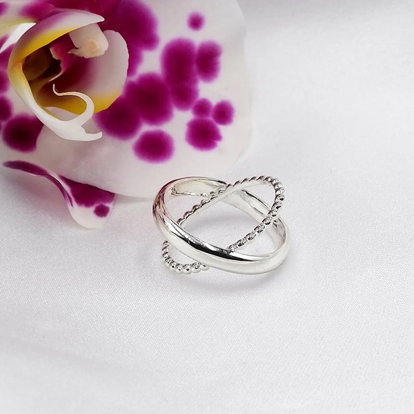 Criss Cross Ring Silver - By Sofia Wistam - Betydelsefulla smycken - Nordic Spectra