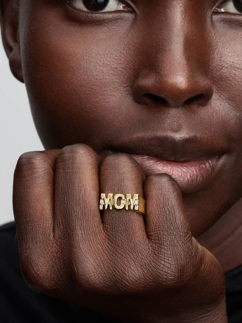 14 Karat vergoldeter Ring mit dem Schriftzug „MOM“ aus funkelnden Steinen