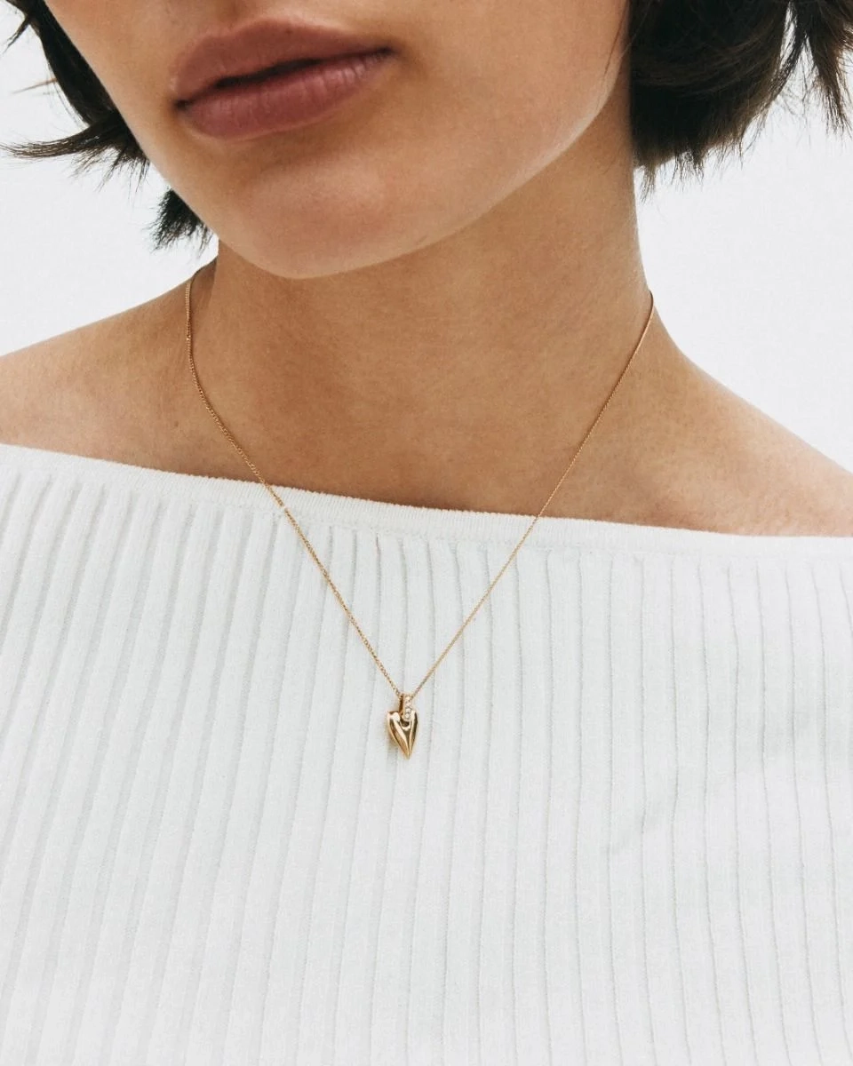Halsband i 14K guldpläterat stål med hjärthänge prytt av gnistrande cubic zirconia-stenar