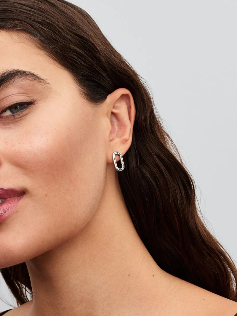 Eleganta örhängen i sterlingsilver från Pandora ME