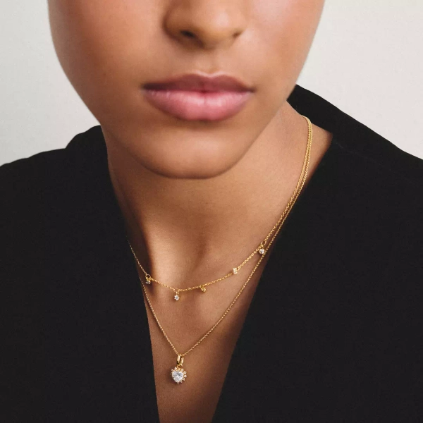 Hjärtformad Kristall Halsband Guld från Thomas Sabo med gnistrande zirkoniastenar och 18K guldplätering.