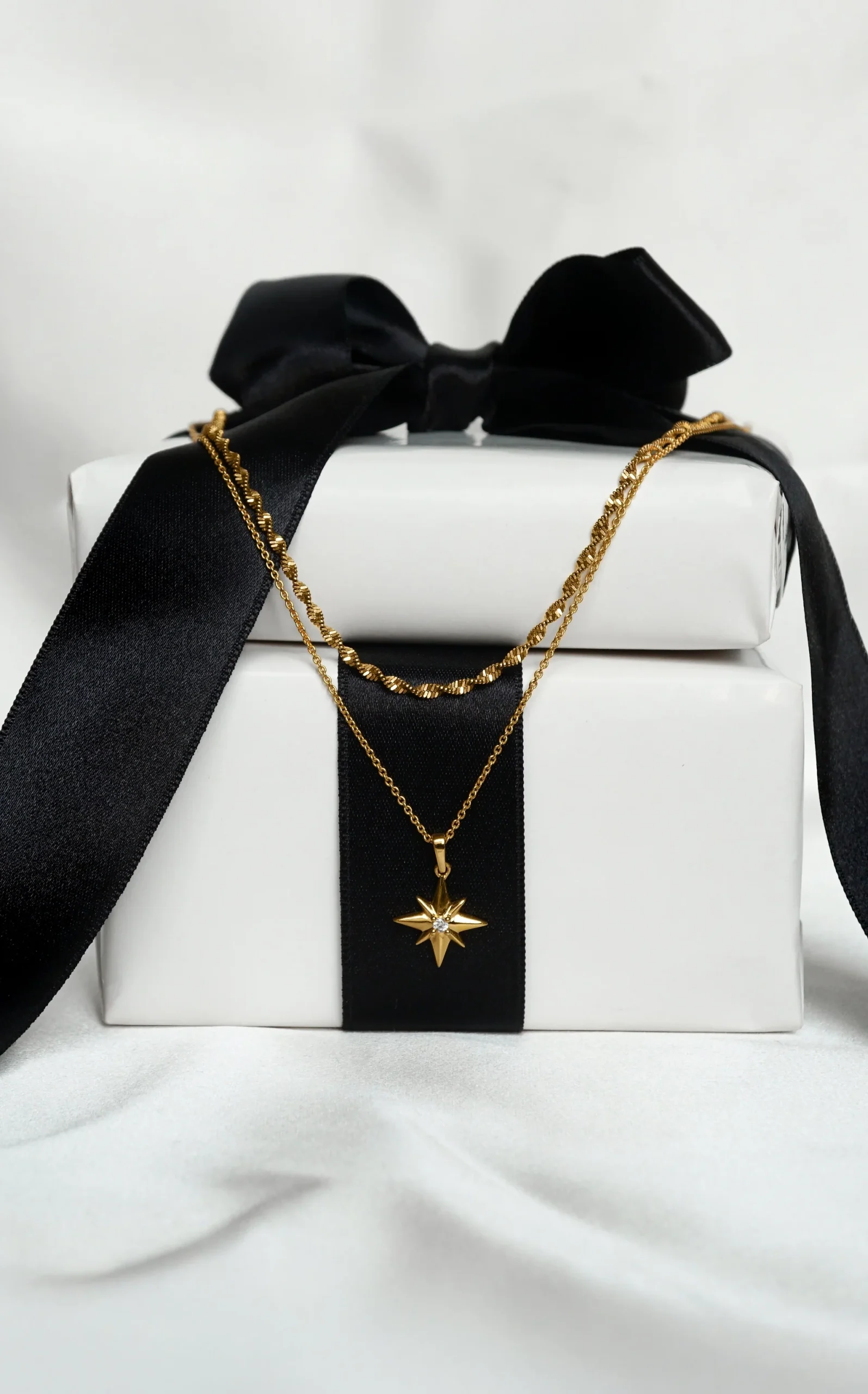 Set med Herringbone Twisted Necklace och North Star Big Necklace i 18K guldpläterad återvunnet silver från Syster P.