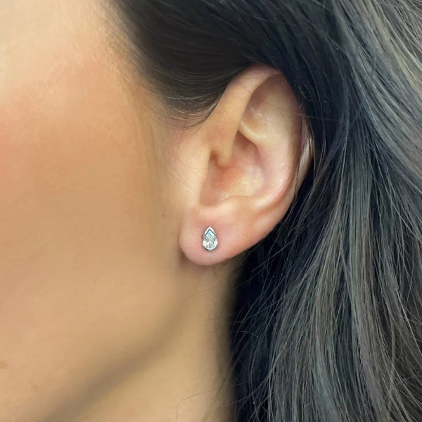 droppformade diamantörhängen i 18K vitguld
